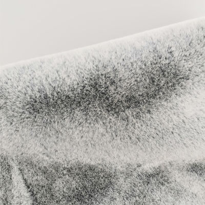 100D Cuenta de hilo Imitación de piel de conejo falsa de color blanco desvanecido con textura suave y esponjosa