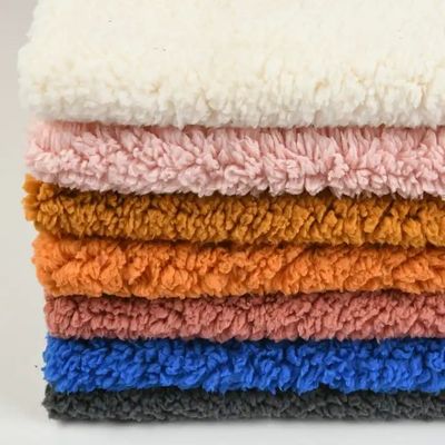 Tejido de revestimiento de lana de poliéster impresa de peso medio de Sherpa falso para chaquetas recicladas