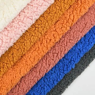 Tejido de revestimiento de lana de poliéster impresa de peso medio de Sherpa falso para chaquetas recicladas