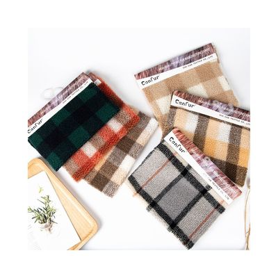 Lana de cordero jacquard multicolor 100% de poliéster personalizado para la producción de ropa de invierno