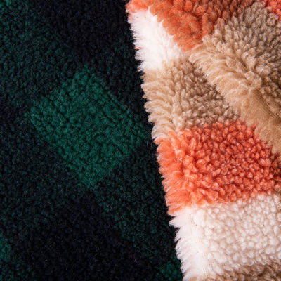 Lana de cordero jacquard multicolor 100% de poliéster personalizado para la producción de ropa de invierno