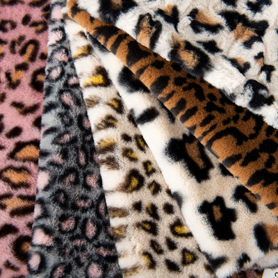 100% de poliéster súper suave Leopardo Impresión de piel de conejo Tejido de piel falsa para la confección de prendas