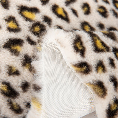 100% de poliéster súper suave Leopardo Impresión de piel de conejo Tejido de piel falsa para la confección de prendas