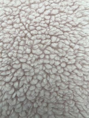 Tejido de peluche hecho de lana Sherpa 100% poliéster peso pesado para prendas de invierno