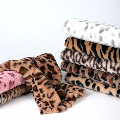 Tejido de piel de peluche cómodo 100% poliéster para prendas de vestir patrón personalizado