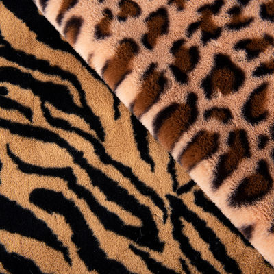 Tejido de piel de peluche cómodo 100% poliéster para prendas de vestir patrón personalizado