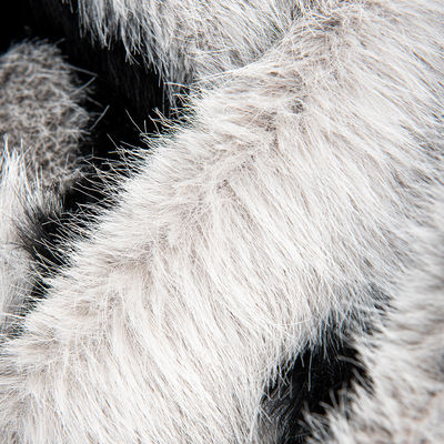 Peluche de peluche de tela de abrigo de mujer Larga piel clara Jacquard Falsa piel para contacto de densidad artificial