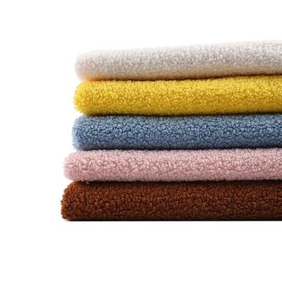 Tejido de piel de oso de peluche para abrigo de invierno ancho 58/60 "Cualquier color en PANTONE se puede suministrar