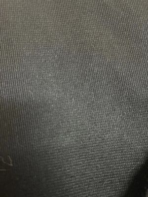 Manos suaves con un abrigo negro falso con 1150 g/m de peso y tecnicas de apoyo de punto
