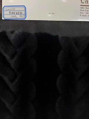 Manos suaves con un abrigo negro falso con 1150 g/m de peso y tecnicas de apoyo de punto