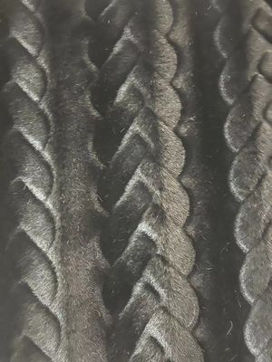 Manos suaves con un abrigo negro falso con 1150 g/m de peso y tecnicas de apoyo de punto