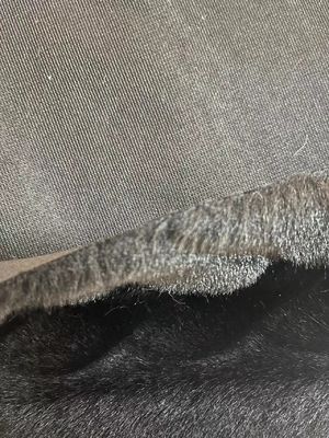 Manos suaves con un abrigo negro falso con 1150 g/m de peso y tecnicas de apoyo de punto